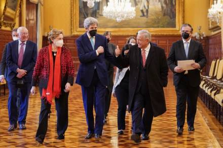 Andrés Manuel López Obrador recibe en Palacio Nacional al enviado de EE.UU. para el Clima, John Kerry 