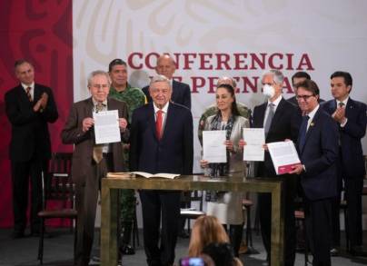 AMLO atestigua firma de convenio con Fundación Teletón