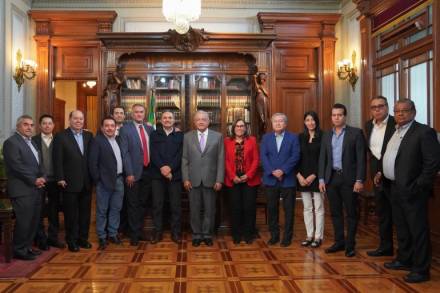 AMLO se reúne con gerentes de refinerías de Pemex; autosuficiencia será una realidad, afirma 
