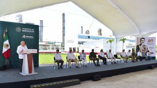 AMLO reafirma compromiso de rescate de la industria y autosuficiencia en 84 Aniversario de la Expropiación Petrolera 