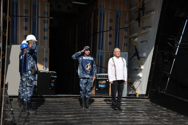 AMLO constata arribo a Acapulco de enseres domésticos provenientes de China para familias damnificadas