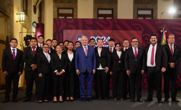 Egresa del IPN primera generación de ingenieros ferroviarios; trabajarán en el Tren Maya: AMLO 