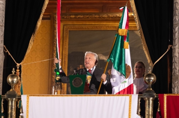 AMLO dedica a Migrantes y al Amor Arenga el Grito de Independencia 