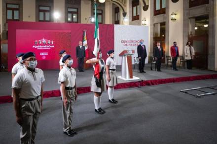 AMLO inaugura ciclo escolar 2020-2021; regresan a clases a distancia 30 millones de estudiantes