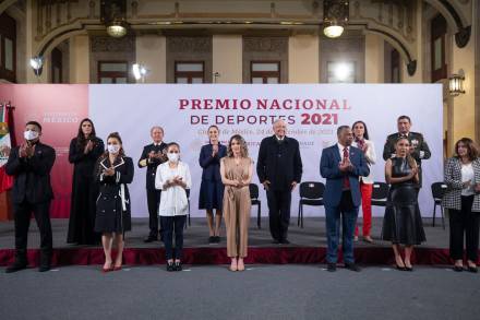 AMLO reconoce esfuerzo de atletas en entrega del Premio Nacional de Deportes 2021; 4T mantendrá entrega de becas a deportistas 