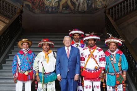 AMLO recibe en Palacio Nacional a autoridades Wixárikas; la Federación ayuda a solucionar conflictos Agrarios 