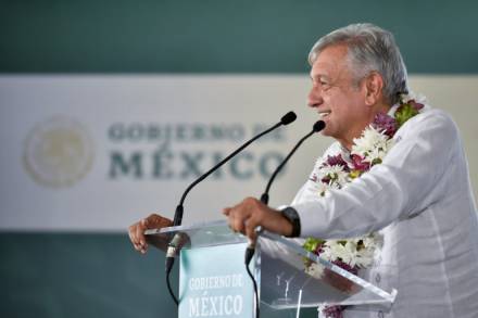 Presidente refrenda compromisos de seguridad y salud con los veracruzanos en visita a hospital rural