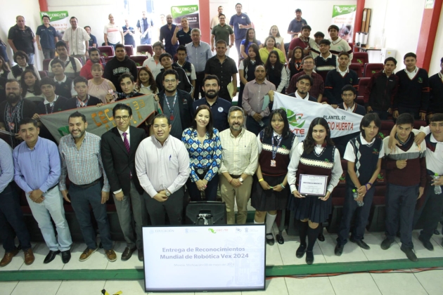 Reconocen a estudiantes del Cecytem por participación en Mundial de Robótica 