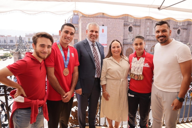 Ramirez Bedolla y miles de michoacanos disfrutan desfile por el 113 Aniversario de la Revolución 