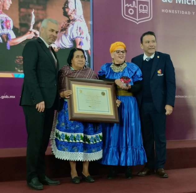 Entrega Ramirez Bedolla a cocineras tradicionales premio internacional de gastronomía 