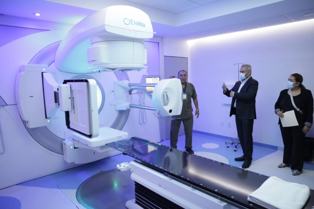 Conoce Ramírez Bedolla equipo avanzado contra el cáncer que será instalado en Michoacán 