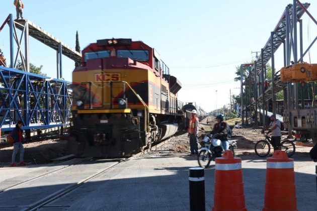 Emite Alfonso Martínez alerta vial por colocación de puente peatonal en Av. Siervo de la Nación 