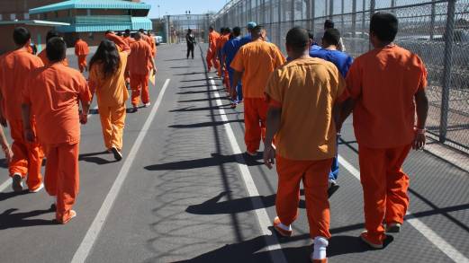 La Oficina de Inmigración y Aduanas Estadounidense  (ICE) comienza a liberar a inmigrantes vulnerables para evitar que se contagien de COVID-19