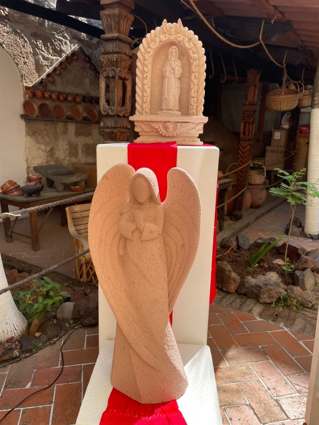 Las mejores piezas de alfarería, cantera y arte plumaria, de venta en el Instituto del Artesano 