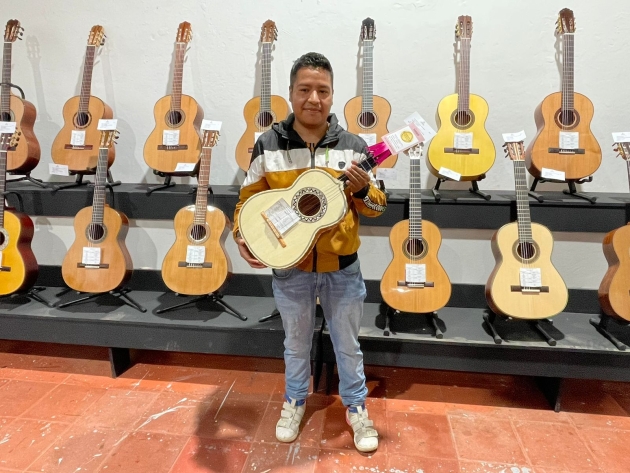 Entregan premios a ganadores del concurso de Guitarra y Juguete en Paracho 