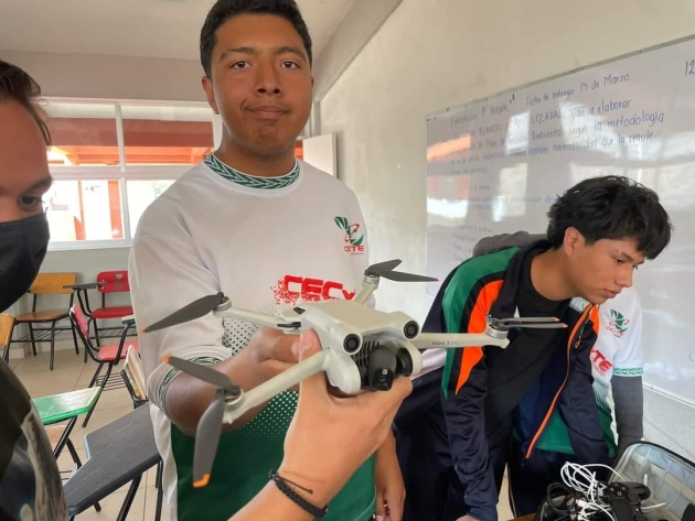 ¿Te interesa el pilotaje de drones? Plantel Capula del Cecytem ofrece este taller 