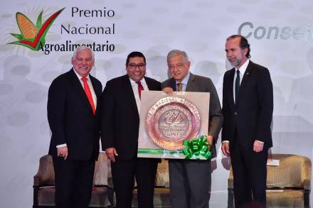 AMLO resalta acciones por el rescate del campo y la autosuficiencia alimentaria ante integrantes del sector agropecuario