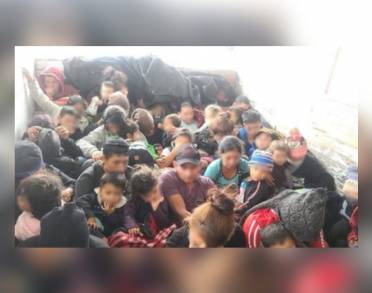 Localizan a 33 menores de edad y 28 adultos hacinados y expuestos al extremo calor de la región de Nuevo León 