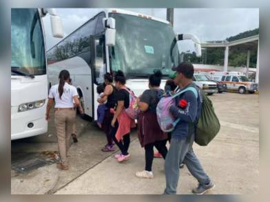Tras cruzar la frontera en Texas, migrantes son trasladados en avión a San Diego. Luego son expulsados a México 