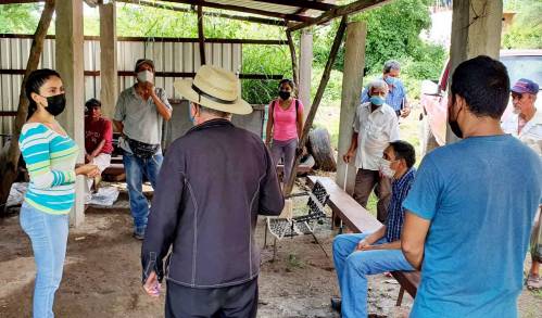 Fanny Arreola se reúne con la Unión de Veladores Los Pajaritos en Apatzingán 