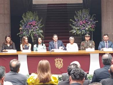 Alfonso Martínez entrega presea Generalísimo Morelos a dos morelianos brillantes 