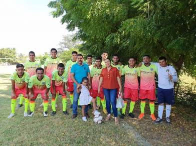  Ãngel Custodio entrega apoyos a deportistas de Apatzingán