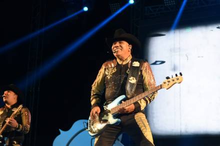 Michoacanos bailan con zapatos de tacón al lado de Bronco en la Expo Fiesta Michoacán 2019
