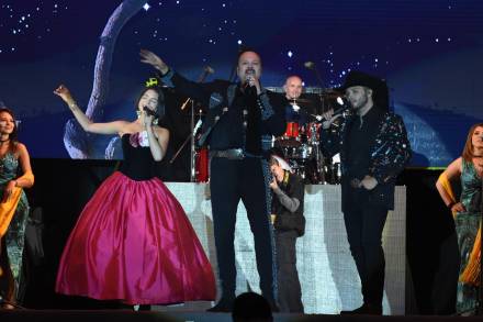 Pepe Aguilar conquista al público en su presentación en la Expo Fiesta Michoacán