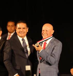 Ing. Pascual Sigala Recibe la Presea Suprema Junta Nacional Americana 