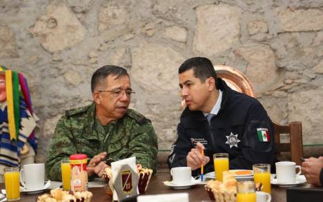 Acuerdan esquema de reconocimientos a personal policial y castrense