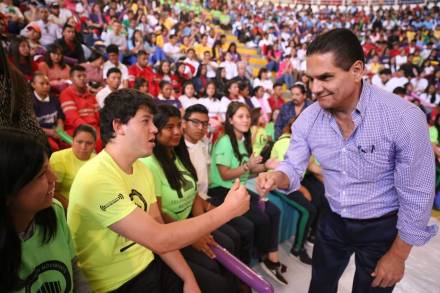 Estudiar, el único camino para alcanzar tus sueños: Silvano Aureoles