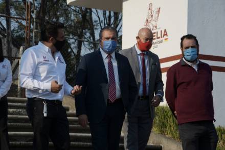 Encabeza Raúl Morón izamiento de bandera monumental del escudo de la ciudad