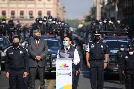 Refuerza Michoacán seguridad; entrega Gobernador 140 patrullas 