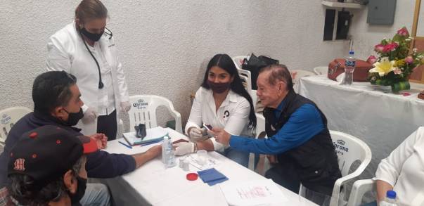 El Arq. Edmundo Peimbert Otorga Apoyos de Salud a Locatarios del Mercado Independencia de Morelia  