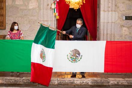 El Presidente de Municipal de Morelia Raúl Morón da el Grito en Ceremonia Recatada 