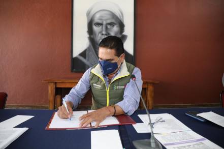 Firma Silvano Aureoles decreto para reparación simbólica a víctimas de feminicidio 