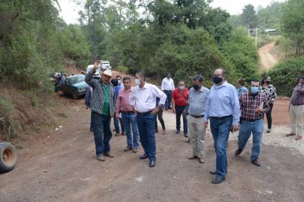 Humberto Arróniz supervisa avance de obra en camino  Atécuaro-Puerto Madroño 
