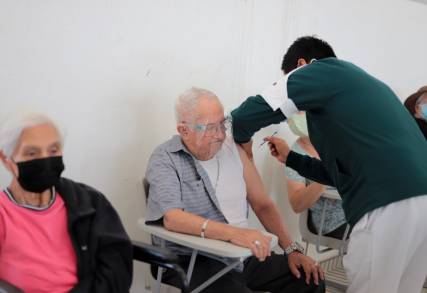 Proteger a adultos mayores, prioridad ante nuevas variantes de COVID-19 