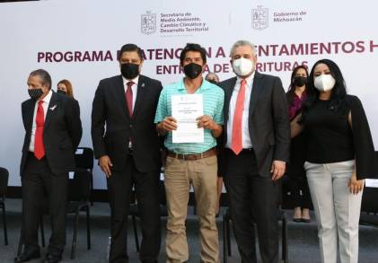 Alfredo Ramírez Bedolla ofrece apoyo a personas de escasos recursos para escriturar viviendas 