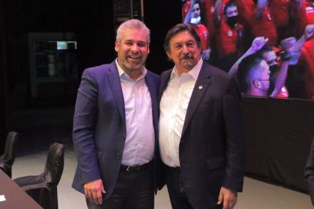 Asiste Alfredo Ramírez Bedolla a presentación del libro El triunfo de la dignidad de Gómez Urrutia