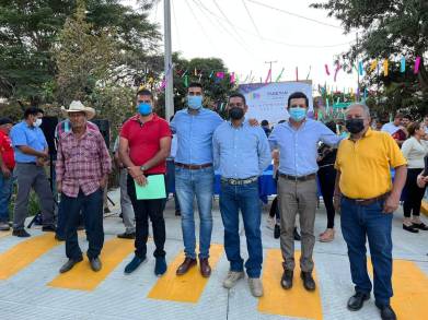 INAUGURA DIPUTADO OSCAR ESCOBAR VIALIDAD EN TARETAN  