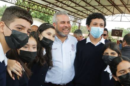 Ramírez Bedolla entrega apoyos de La Escuela es Nuestra en Tocumbo 