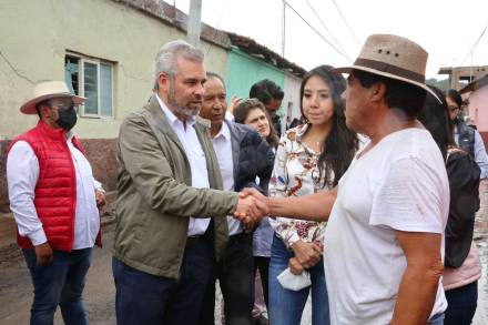 Recorre Ramírez Bedolla zonas afectadas por lluvias en Villamar 