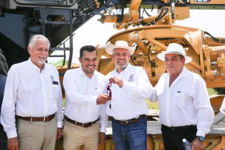 Entrega Ramírez Bedolla maquinaria a municipios afectados por sismos 