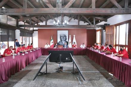Alfredo Ramírez Bedolla dialoga con trabajadores en busca de acuerdos que pongan fin a huelga en Fertinal 