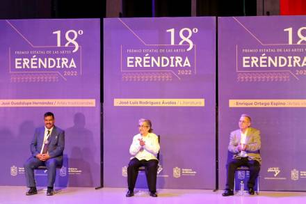 Entrega Alfredo Ramírez Bedolla Premio Estatal de las Artes Eréndira 2022