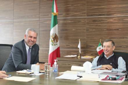 Bedolla e ISSSTE revisan proceso de registro de maestros jubilados sin servicio médico