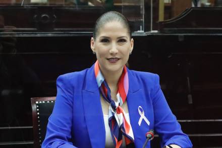 Dialogan Legisladores de la 75 Legislatura, específicamente Ivonne Pantoja del PAN, con trabajadores de la CEDH