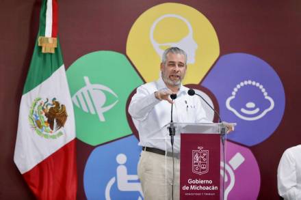 Entrega Ramirez Bedolla apoyos para personas con discapacidad en LC 