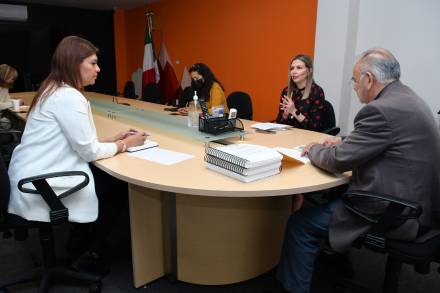Entrega Sedeco a Sahuayo versión Braille del Registro Estatal de Trámites Empresariales 